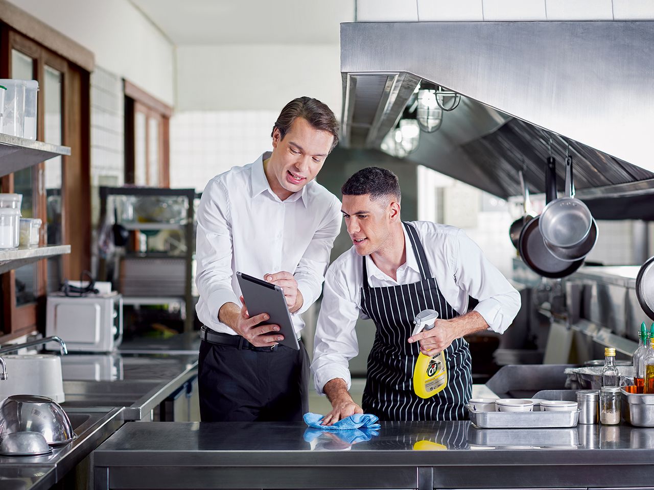 Pro Formula deckt mit der Marke Cif Professional alle Reinigungsanforderungen einer Küche ab.
