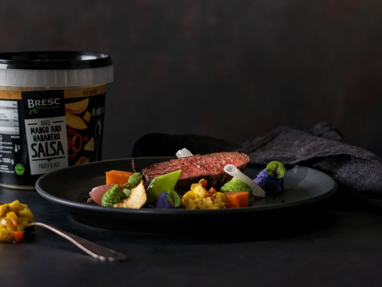 Flat Iron mit St.Galler Kartoffelpüree, Erbsenpüree und Mango Habanero-Salsa - Rezept Philipp Glauser
