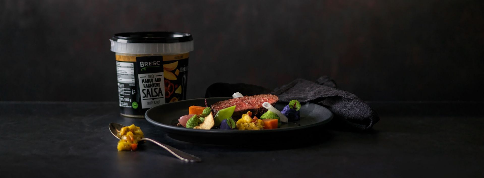 Flat Iron mit St.Galler Kartoffelpüree, Erbsenpüree und Mango Habanero-Salsa - Rezept Philipp Glauser