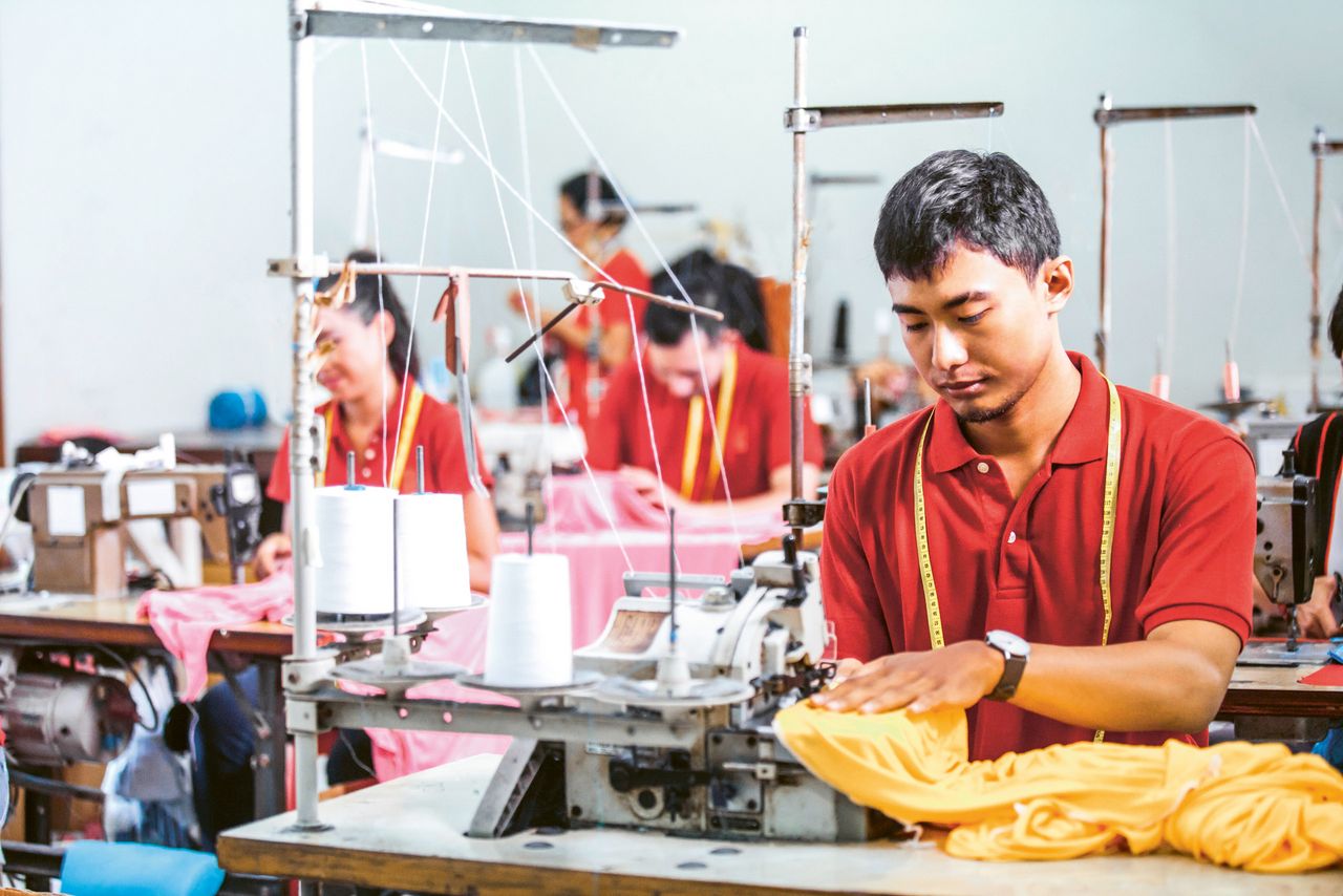 Gesundheitsschutz, Arbeitszeitbeschränkung und existenzsichernde Löhne sind in der globalen Textilindustrie viel zu selten gewährleistet. (Bild: Shutterstock)