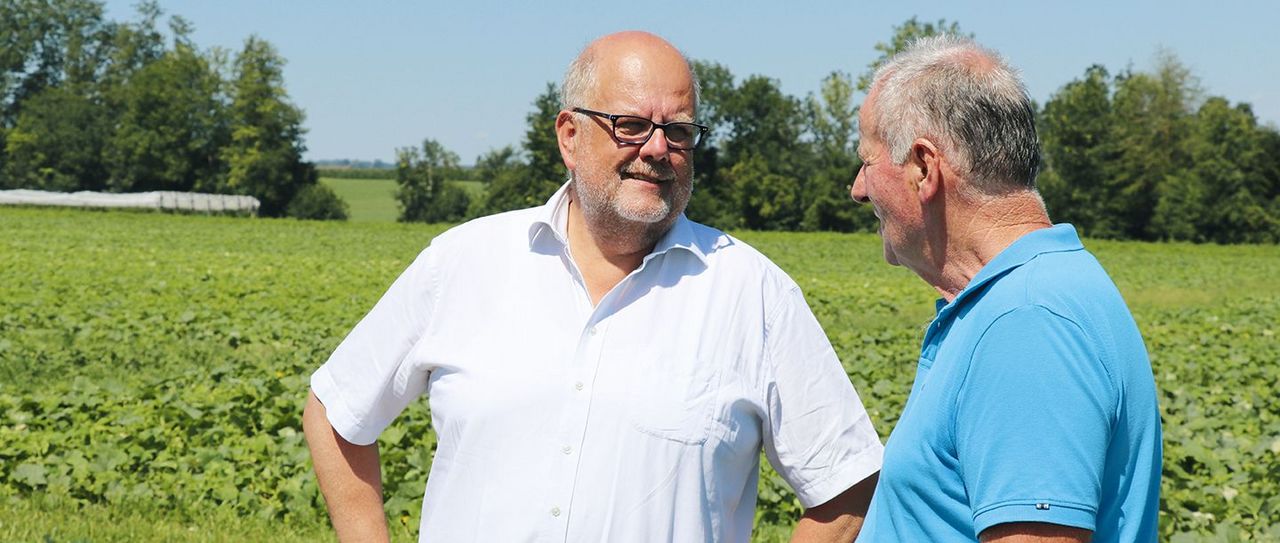Landwirt Ferdinand Vogel (rechts) zeigt Verkaufsdirektor Dominique Mettraux das Gurkenfeld.