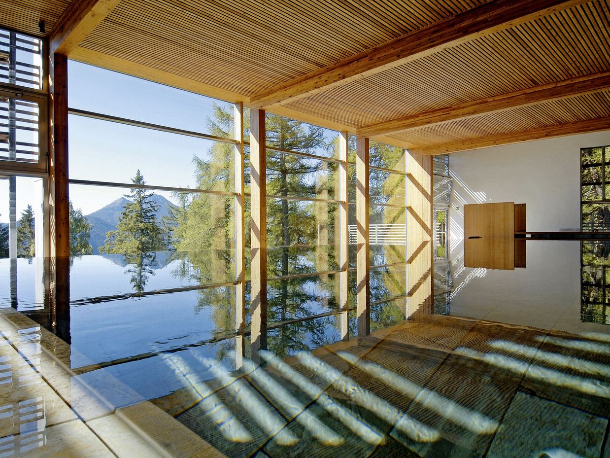 Hallenbad mit Panorama-Ausicht