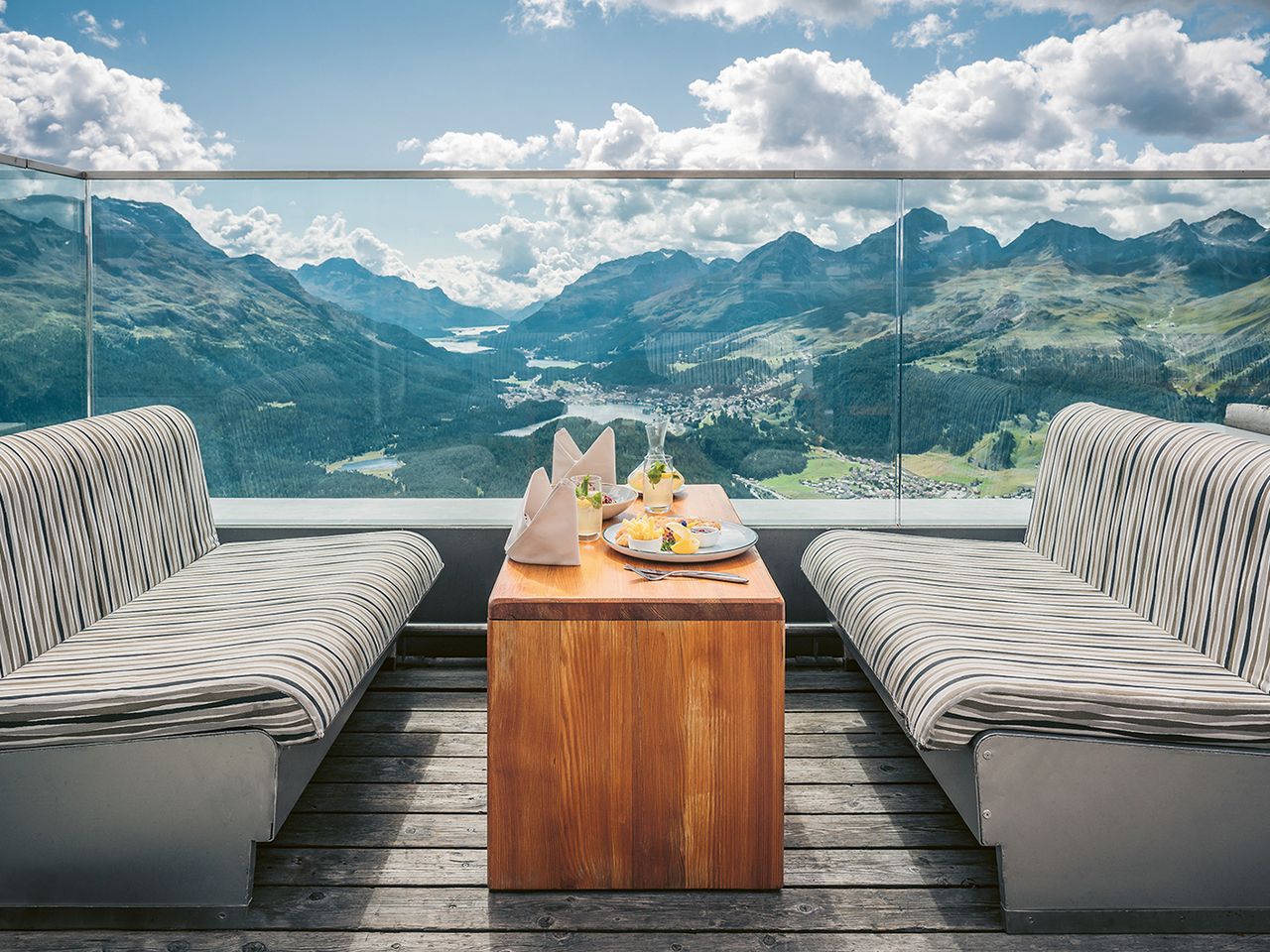 Bilderbuchansicht: Blick von der Terrasse des Romantik Hotels Muottas Muragl.