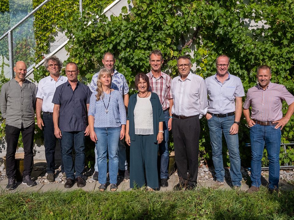 Aus den Kantonen Bern und Wallis: Erhielten nach vier Jahren berufsbegleitender Weiterbildung das Diplom zur Imkerin / zum Imker mit eidgenössischem Fachausweis v.l.n.r.: Stefan Wyss, Goldswil; Martin Ulrich, Blumenstein; Matthias Büllesbach, Tschugg; Regula Wyss, Meiringen; Jürg Bärtschi, Zäziwil; Katharina Badertscher, Langnau i.E.; Thomas Mauerhofer, Langnau i.E.; Hansruedi Spycher, Liebefeld; Thomas Zumstein, Glis; Markus Bernhard, Langenthal.