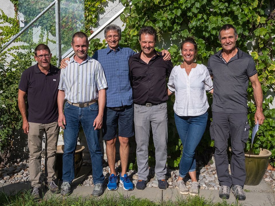 Aus den Kantonen Fribourg und Wallis: Erhielten nach vier Jahren berufsbegleitender Weiterbildung das Diplom zur Imkerin / zum Imker mit eidgenössischem Fachausweis v.l.n.r.: Vincent Sarbach, Pierre Justin Morard, Roberto Romano, Vittorio Quarta (Schulleiter Romandie), Céline Jurik, Stéphane Richard