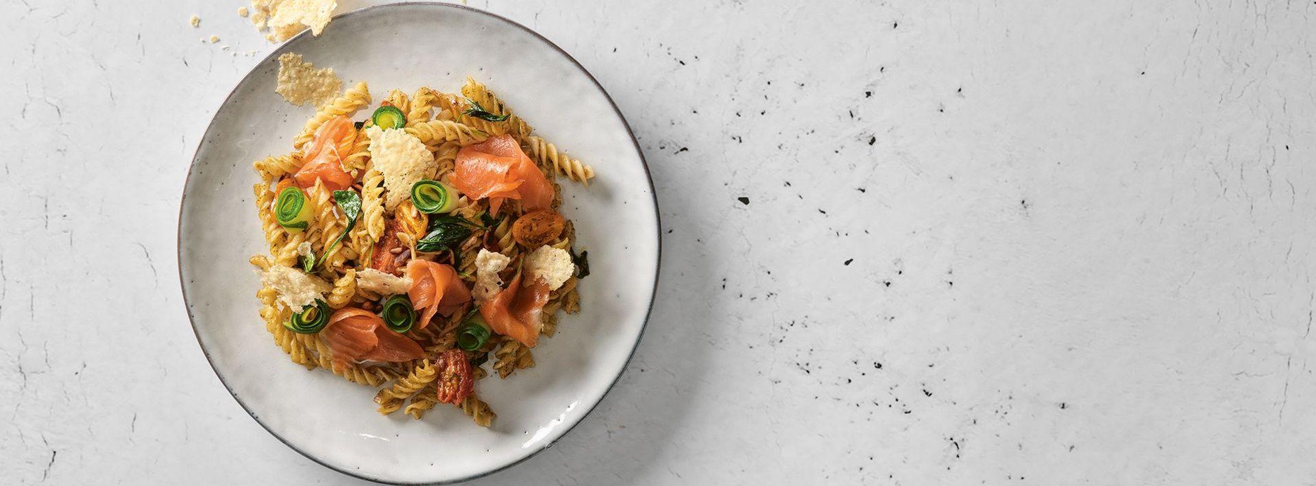 Bei diesem leichten und frühlingshaften Menü fügt sich die Pasta-Alternative aus Golden-Chlorella-Algen optisch und geschmacklich harmonisch ein.