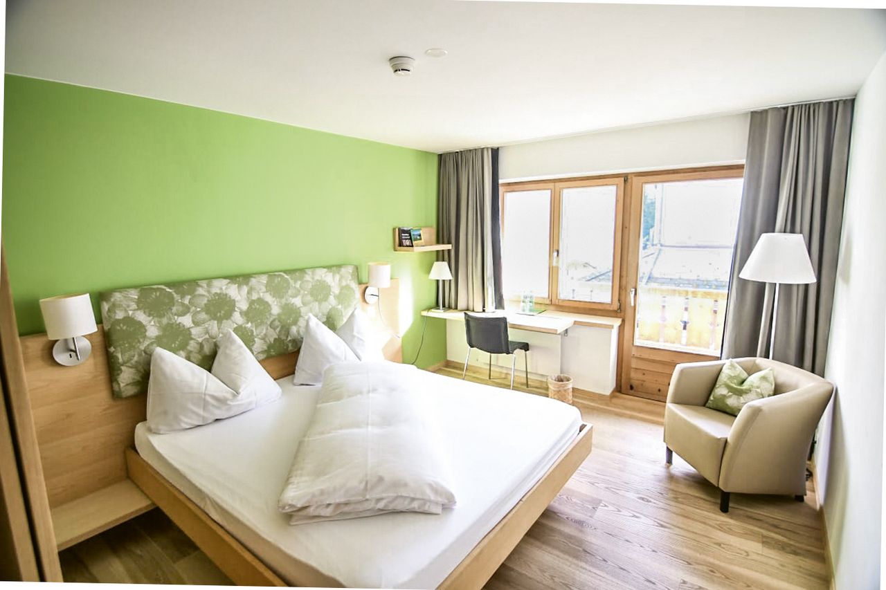 Die 22 grosszügigen und hellen Hotelzimmer verfügen über Lärchenholzmöbel aus der Schweiz.