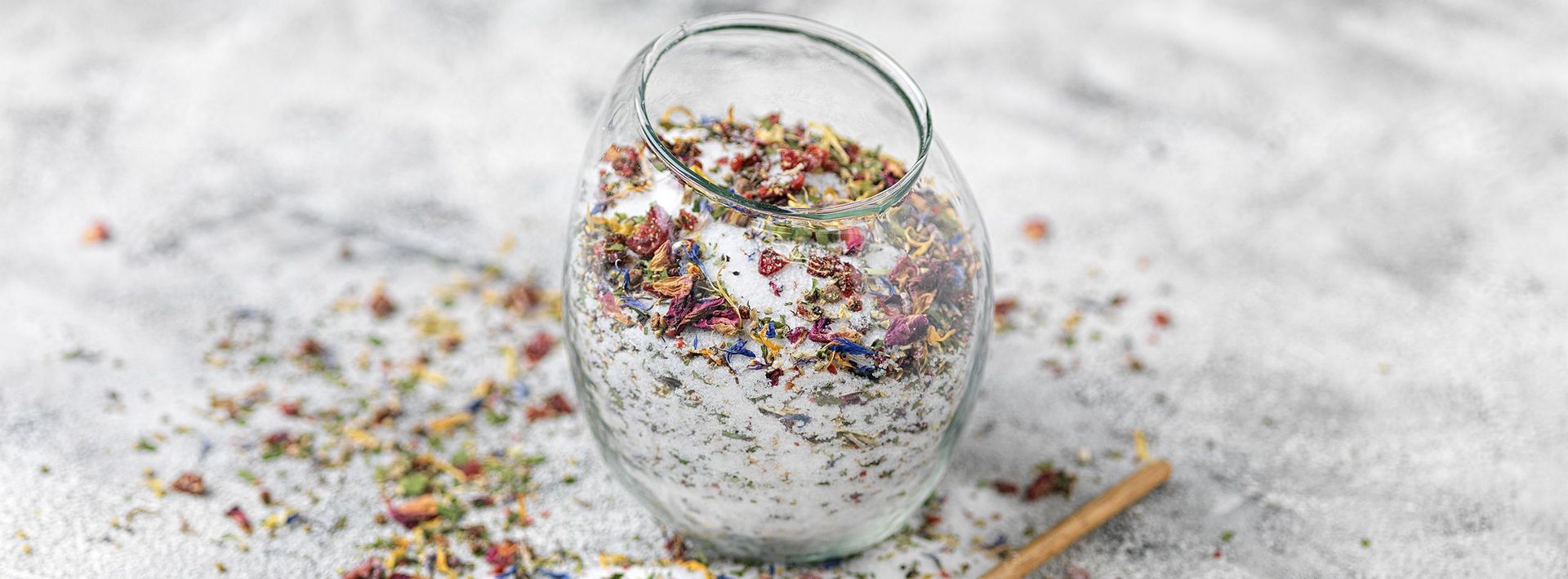 Blütensalz mit Cranberrys, farbigem Pfeffer und Kräutern - Rezept von Milo Fuchs zur Gastrofacts-Titelseite Ausgabe N°41 Frühling