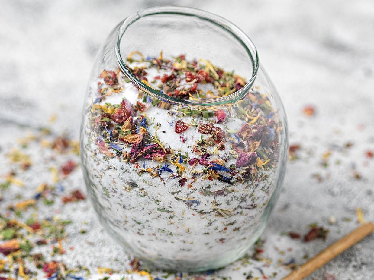 Blütensalz mit Cranberrys, farbigem Pfeffer und Kräutern - Rezept von Milo Fuchs zur Gastrofacts-Titelseite Ausgabe N°41 Frühling