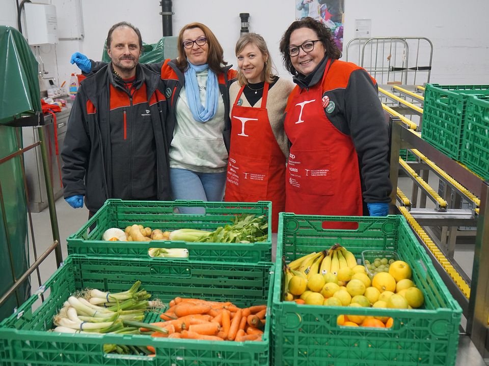Fredi Aregger, Ivana Rieder, Sophie Bosshart und Anita Studerus von Transgourmet/Prodega im Einsatz bei «Tischlein deck dich».