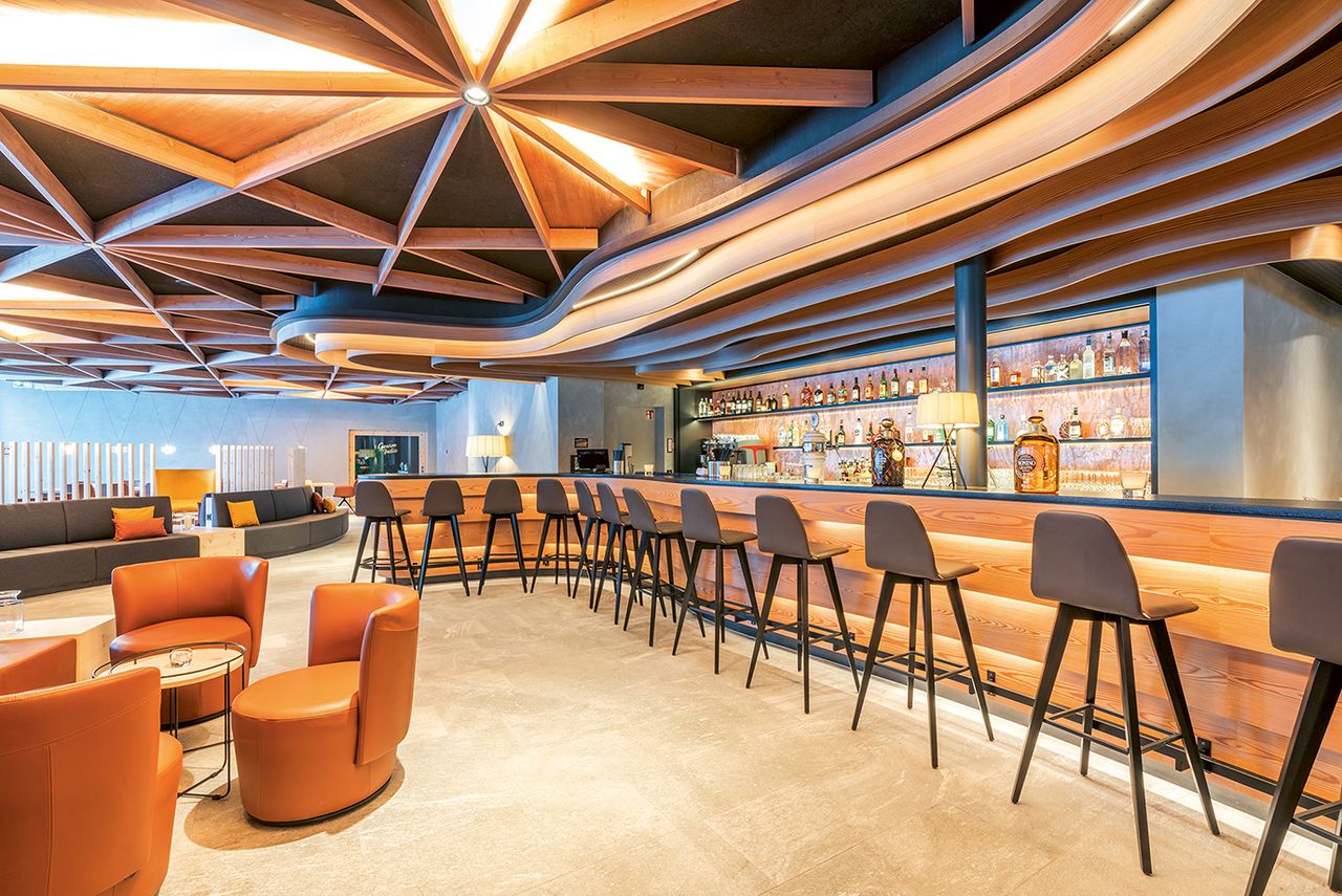 Schnell beim Feierabendbier: Selbst an der Lobbybar finden Workation-Traveller einen Platz zum Arbeiten.