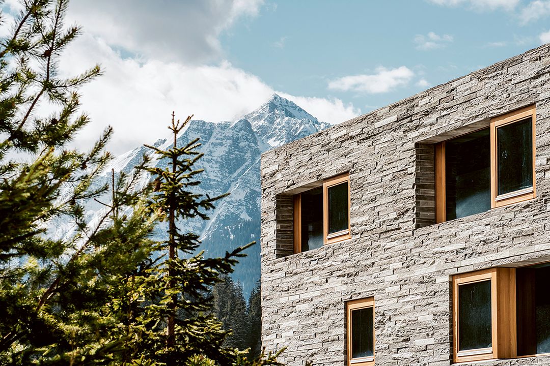 Das Hotel liegt vor der Naturkulisse des UNESCO-Weltnaturerbes «Tektonikarena Sardona»