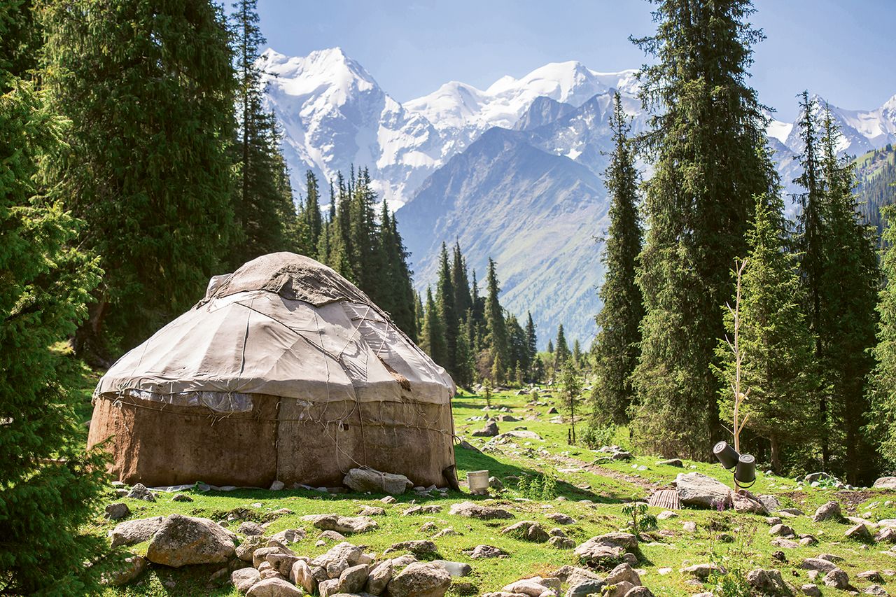 Die Jurte bietet rundum viel Platz für einen geselligen Abend.