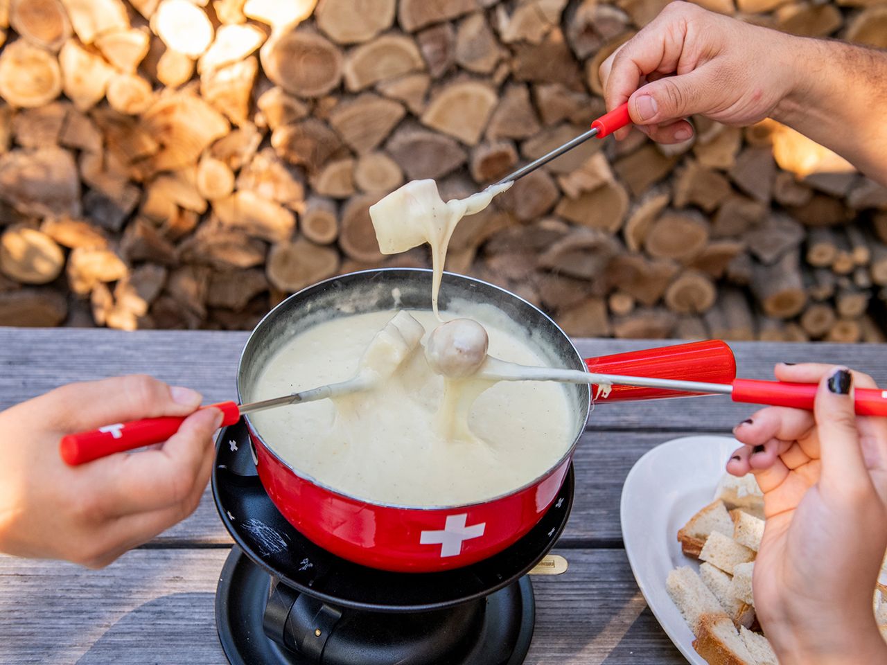 Les Fondues Wyssmüller AG arbeitet mit lokalen Anbietern und Dienstleistungsunternehmen zusammen, was ermöglicht, den Logistikaufwand zu verringern – ganz im Sinne der Nachhaltigkeitsstrategie.