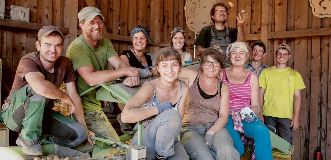 Im Einsatz für die regenerative Landwirtschaft: das Team vom Biohof Las Sorts in Filisur