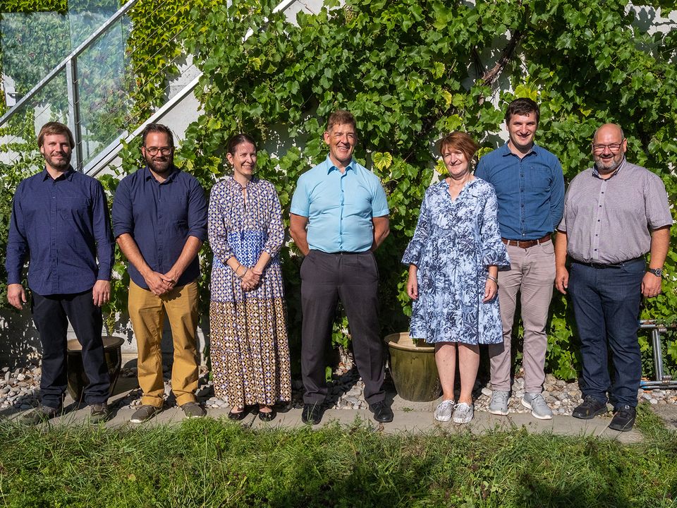 Aus der Zentral- und Ostschweiz: Erhielten nach vier Jahren berufsbegleitender Weiterbildung das Diplom zur Imkerin / zum Imker mit eidgenössischem Fachausweis v.l.n.r.: Simon Barmettler, Ennetmoos; Stefan Jans, Wilen; Bigna Zellweger, Tenna; Erwin Reutimann, Seuzach; Brigitte Hilfiker-Boller, Urdorf; Simon Blaser, Luzern; Hubert Trüssel, Grosswangen.