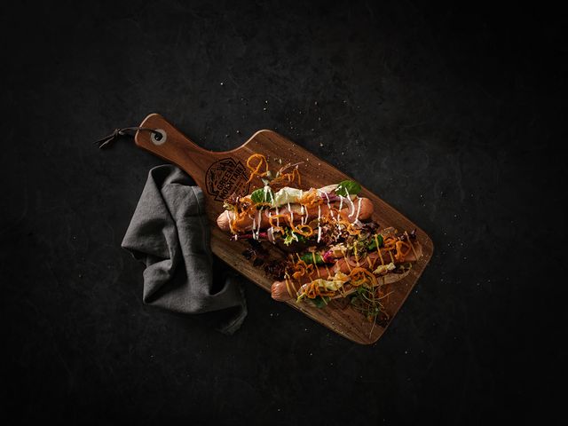 Perfekt für einen Imbiss oder auf der Nachmittagskarte: Der «Hotdog» ist eine von vielen Ideen. Die vegane Wurst lässt sich nach Belieben mit anderen Zutaten kombinieren.