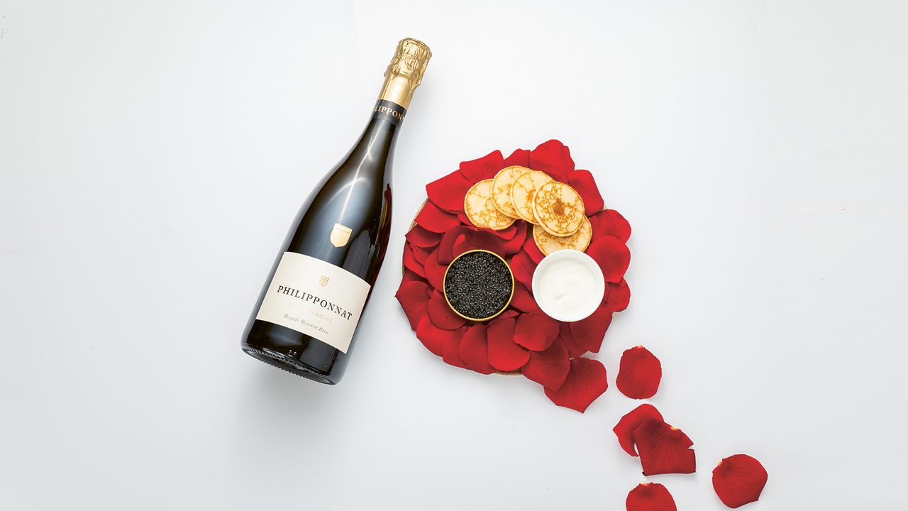 Bestellungen zu besonderen Anlässen – wie hier das Champagner-und-Kaviar-Package des Baur au Lac – sind gefragt.