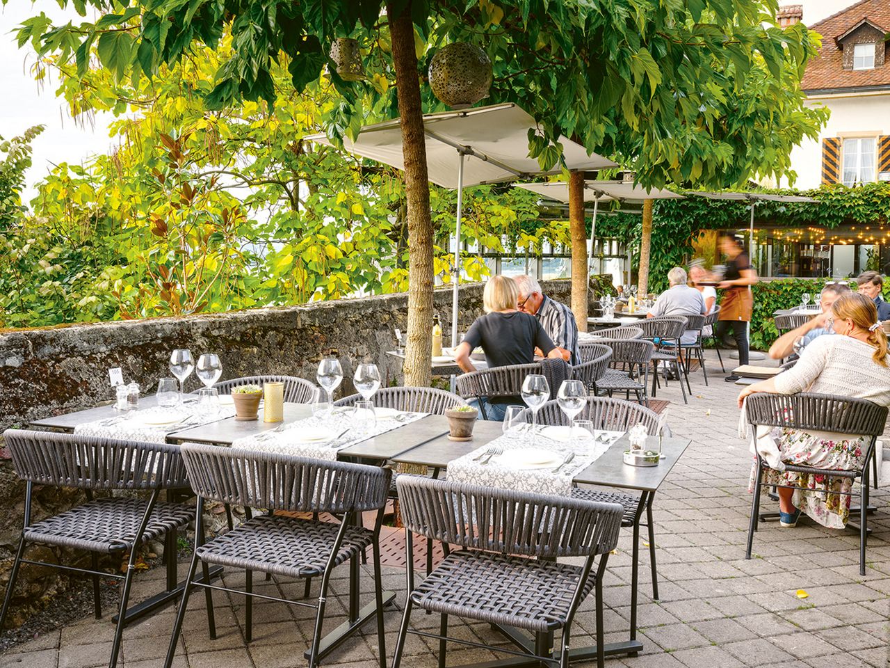 Gartenmöbel tragen zum positiven Image eines Betriebs bei.