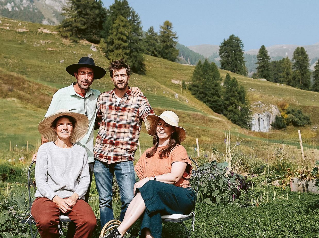 Barbara Friedli, Simone Degiacomi (vorne), Landbesitzer Lorenzo Polin und Hannes Mark starteten das Projekt Hauser Garden