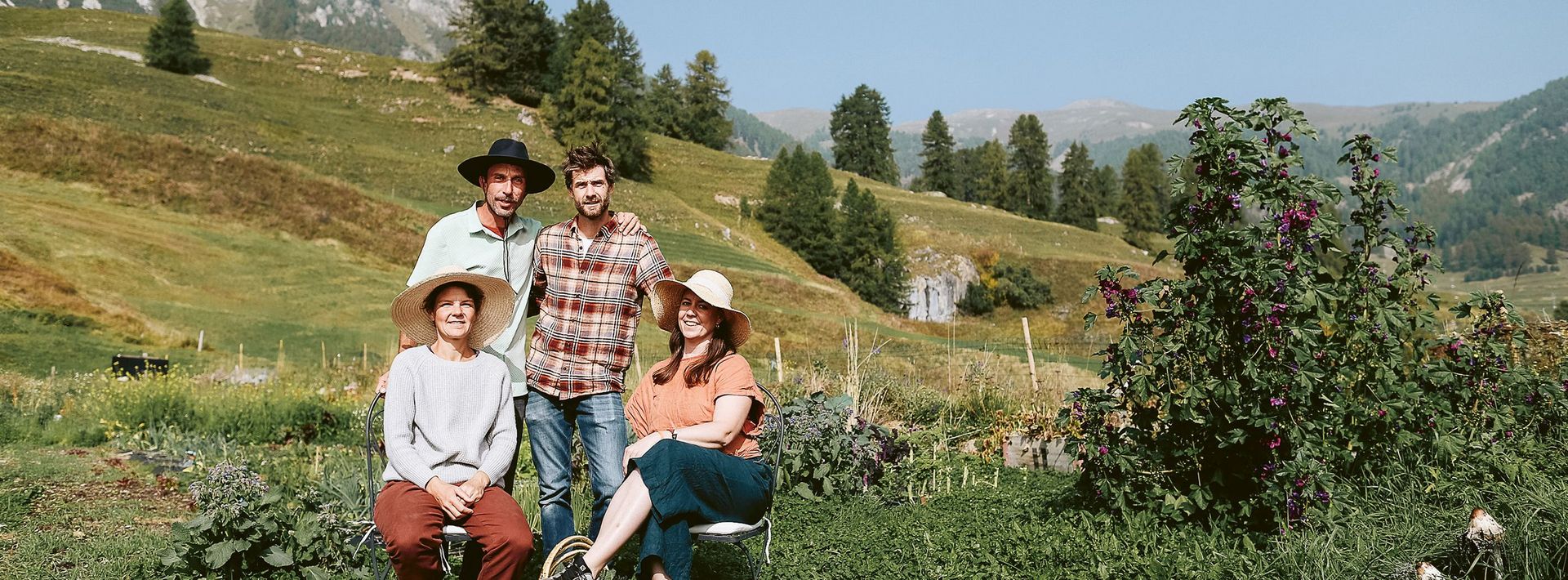 Barbara Friedli, Simone Degiacomi (vorne), Landbesitzer Lorenzo Polin und Hannes Mark starteten das Projekt Hauser Garden