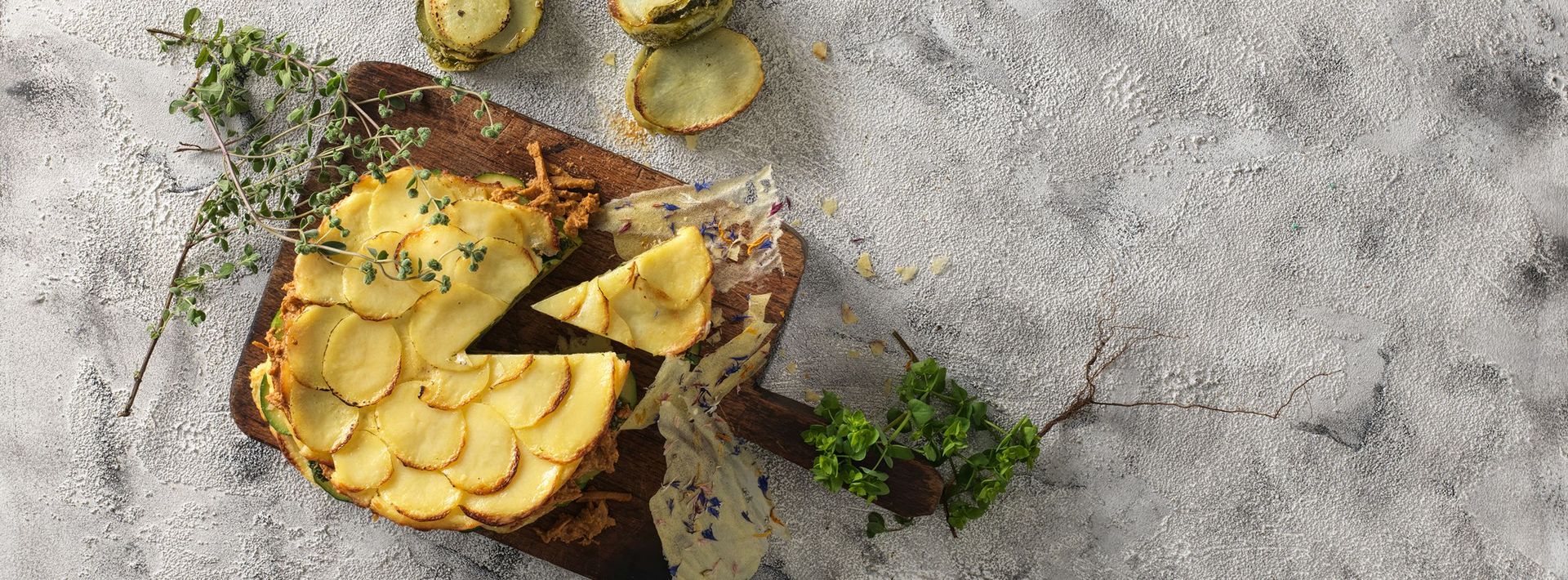 Tarte mit Plant-based Chicken Chunks und Wildkräuterpesto