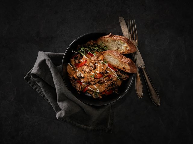 Ist schnell gemacht und lässt sich gut warmhalten: «Stroganoff» mit Toppings und geröstetem Brot ist das ideale Gericht für Kantinen oder die Gemeinschaftsgastronomie.