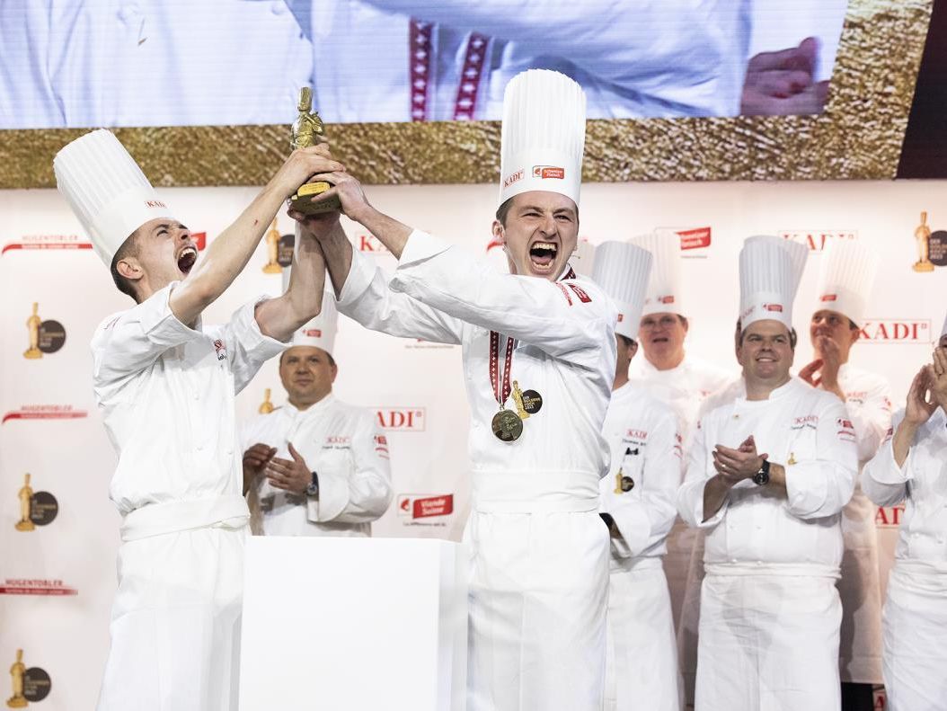 Shaun Rollier (r.) hat, unterstützt von seinem Commis Gabriel Lopez (l.), die begehrte Trophäe «Goldener Koch 2023» gewonnen