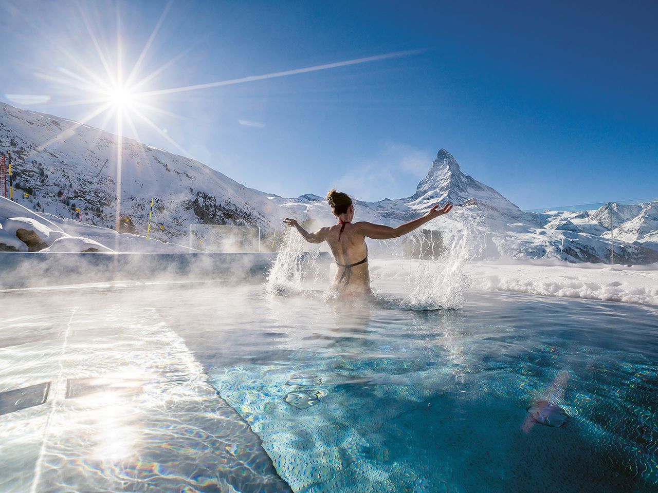 Blick vom Riffelalp Resort zum verschneiten Matterhorn.