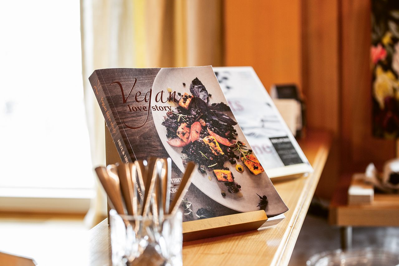 Vegane Kochbücher sind für alle Gäste überall im Hotel zwecks Inspiration zugänglich