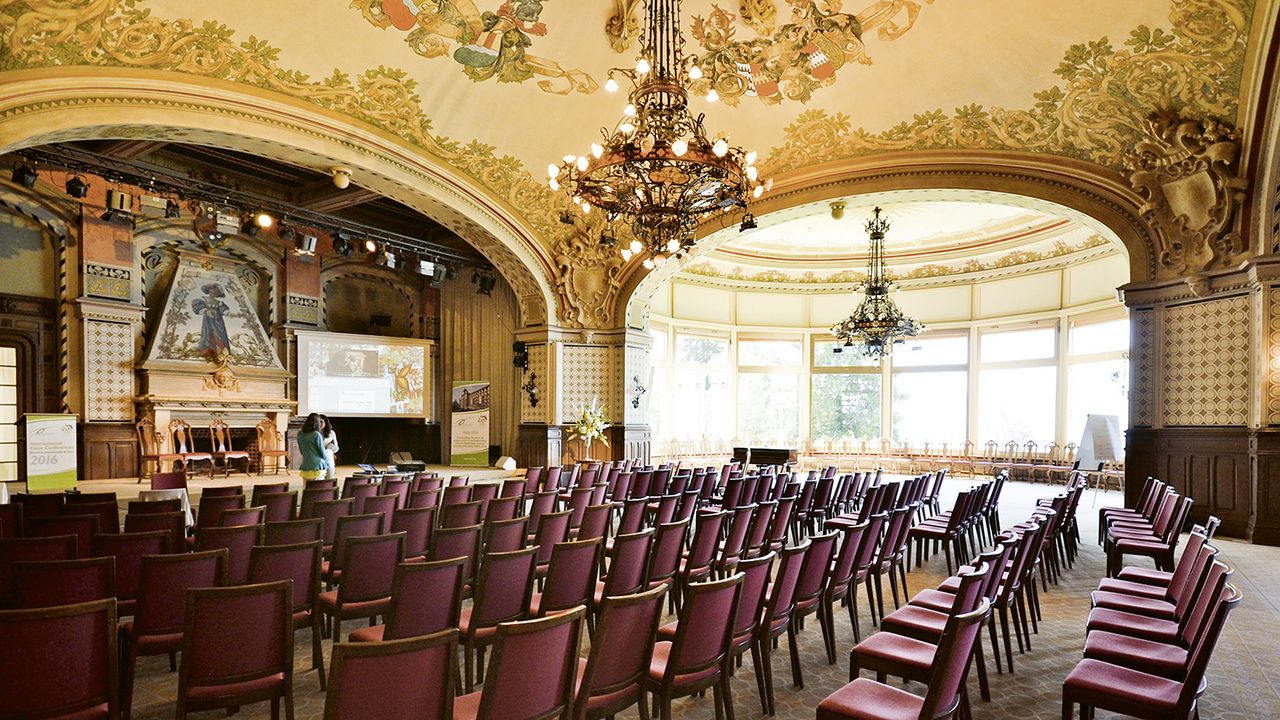 Der Geist der Belle Époque lebt im Caux Palace weiter. Hier in der gut erhaltenen Haupthalle treffen sich jährlich Regierungsvertretende aus aller Welt und Verantwortliche von Hilfsorganisationen.