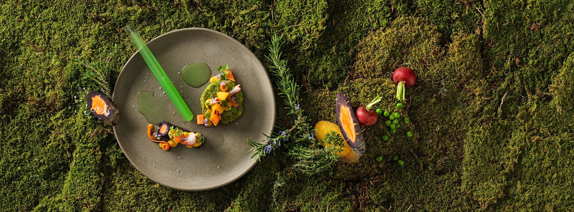 Karottenallerlei mit Erbsen Rezept von Urs Koller zur Gastrofacts-Titelseite N°42 - Sommer