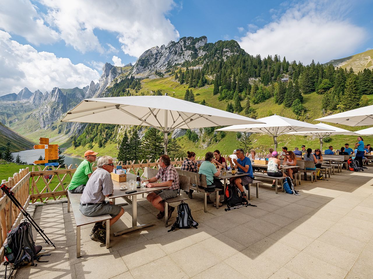 In erhöhten und exponierten Lagen wie hier im Berggasthaus Bollenwees in Rüte sind Qualitätsschirme notwendig, die starken Windböen standhalten.