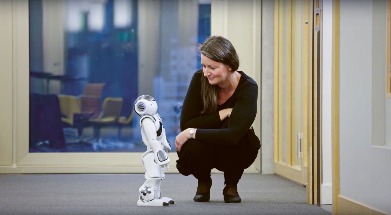 Wie Roboter in der Alterspflege helfen können, das ist Teil der Forschungsarbeit von Sabina Misoch und ihrem Team.