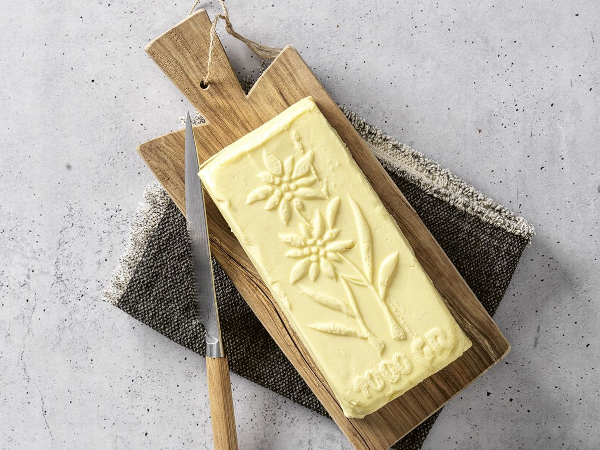 Butter vom lokalen Produzenten verwendet Markus Kappler, um die Gerichte für Seniorinnen und Senioren möglichst proteinreich zu gestalten.