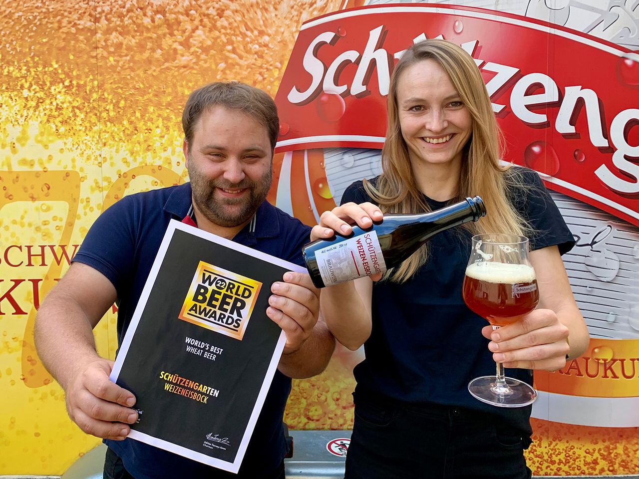 Siegesjubel bei Schützengarten: Das Brauerteam mit Johannes Schmalzl und Regina Süss freut sich über die Auszeichnung.