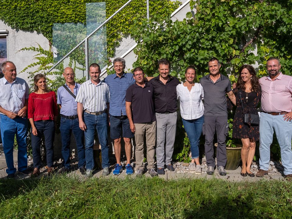 Die Diplomierten aus der Romandie zusammen mit ihrem Schulleiter, v.l.n.r.: Martial Roulet, Sibylle Ribault, Carlos Duarte, Pierre Justin Morard, Roberto Romano, Vincent Sarbach, Vittorio Quarta (Schulleiter Romandie), Céline Jurik, Stéphane Richard, Odile Mermoud, Djordje Ney