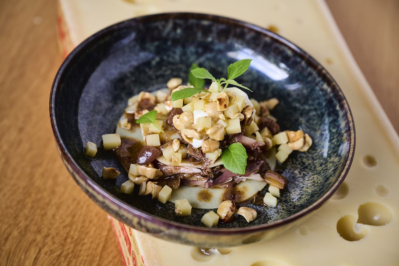Offenes Coq-au-vin-Raviolo mit Emmentaler AOP und Surchoix-Haselnuss-Ragout