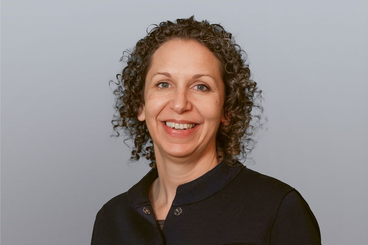 Janine Rüfenacht, Direktorin von The Lab Hotel und Vizedirektorin der Hotelfachschule Thun, animiert zum Ausprobieren.