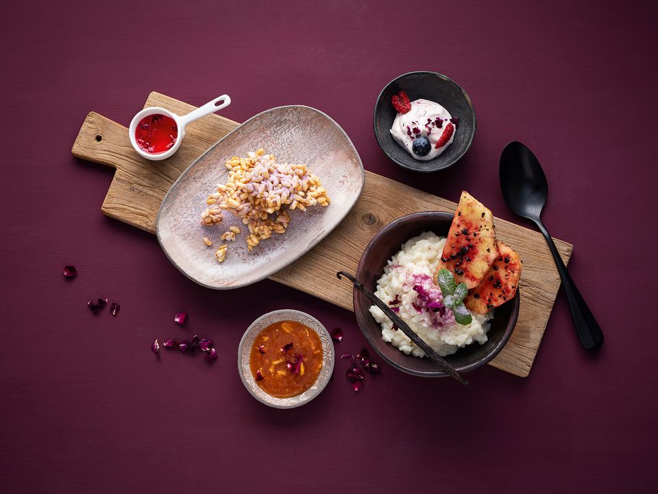 Milchreis -Surprise- mit weißer Schokolade Knusperreis mit Rosenbluetenzucker