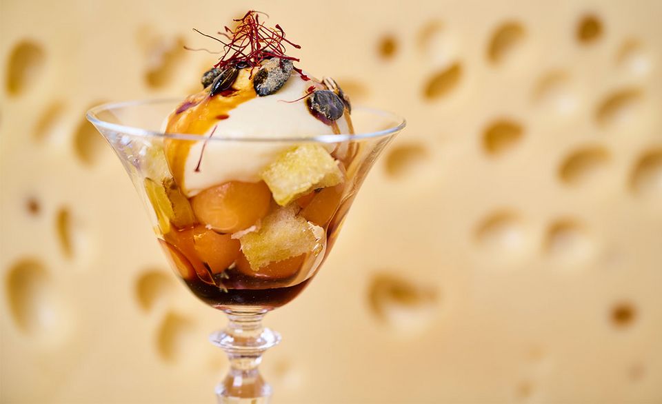 Emmentaler AOP URTYP®-Buttermilchschaum auf gebratenen Zopffozelschnitten mit süsssauren Kürbiskugeln.
