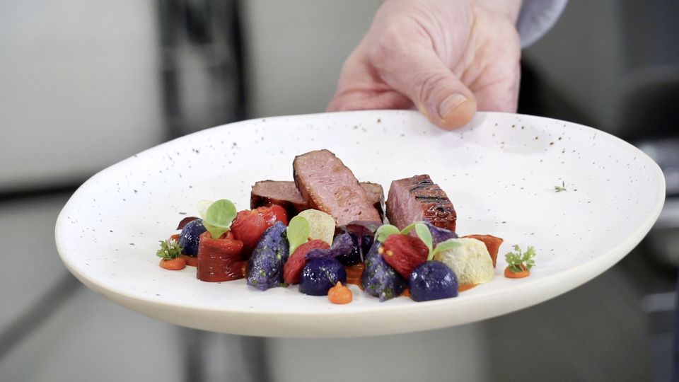 Gourmetteller anrichten