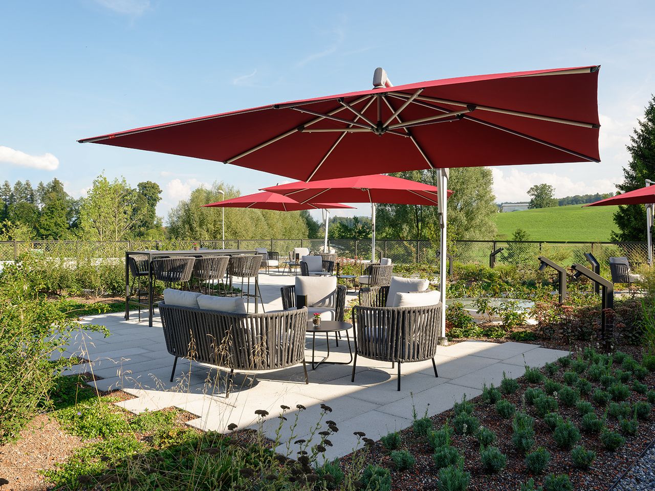 Das Seminarzentrum Campus Sursee in Oberkirch setzt auf grossflächige Ampelschirme von Glatz.