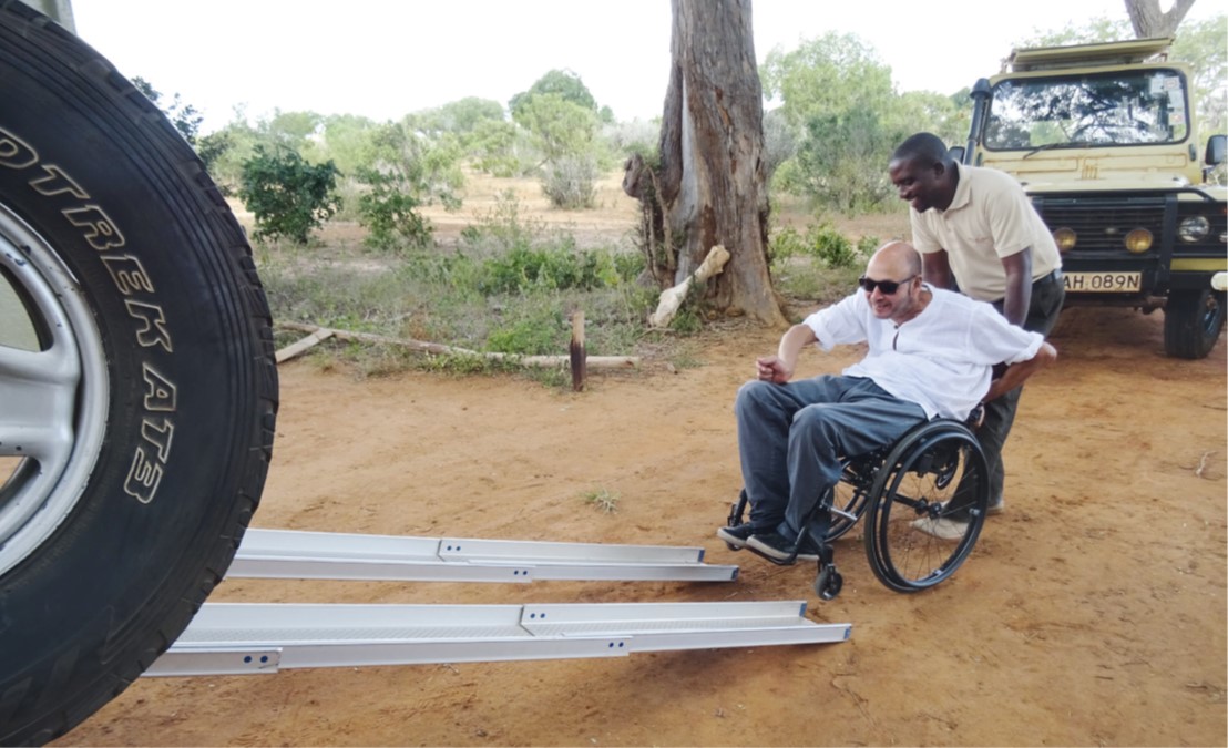 Roland Bigler erlebt viel Hilfsbereitschaft, auch beim Einstieg in den Safari-Jeep in Kenia.