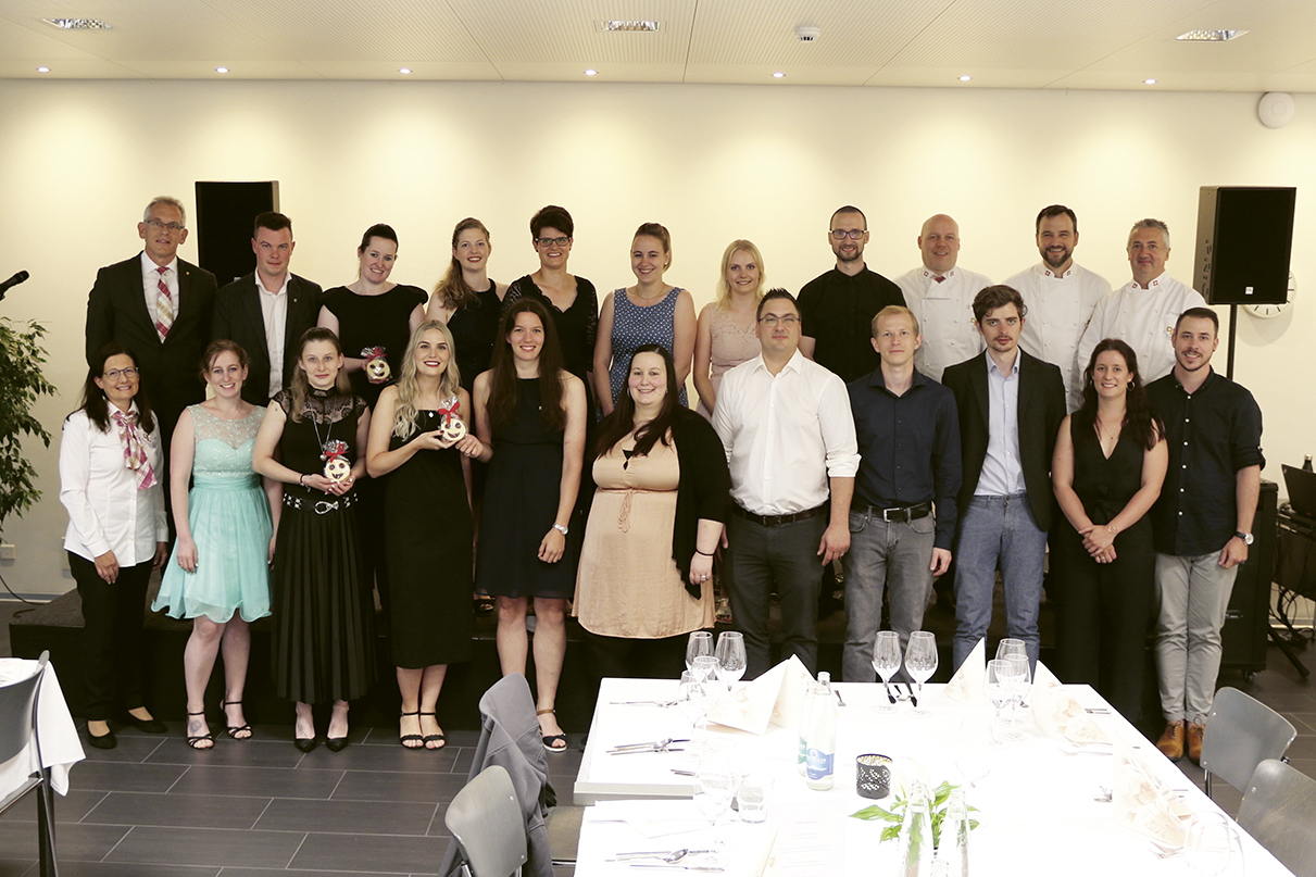 22 Absolventinnen und Absolventen meisterten 2021 die Berufsprüfungen Bäckerei-Konditorei-Confiserie.