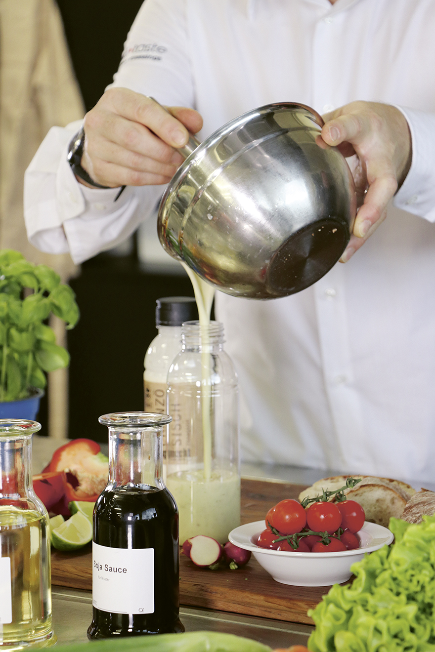 Abschmecken, abfüllen, fertig. Die Haussauce ist gelungen.
