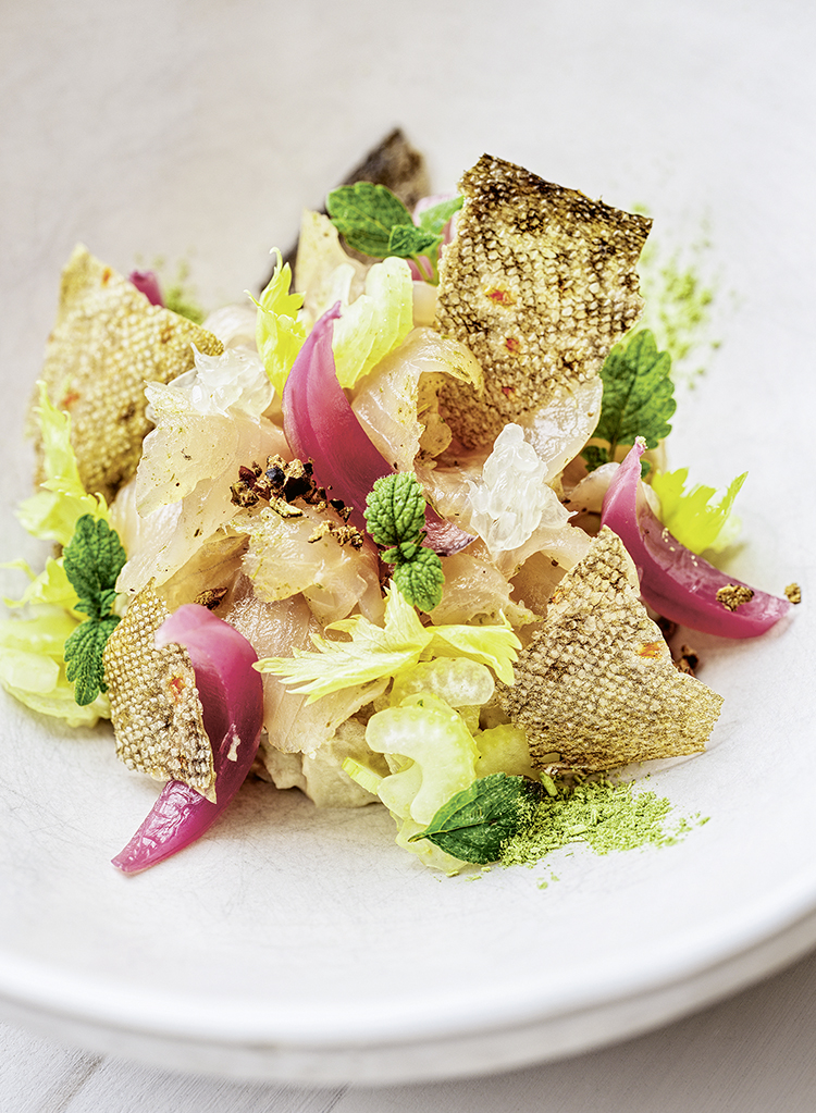 Mit Kaffirlimetten abgeschmecker Kartoffelsalat und Forelle aus den Alpen.