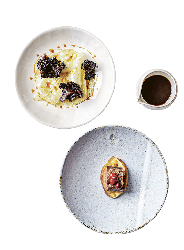 Ein Hauptgang direkt aus der Natur: Kohl mit Wiesenkümmel und Melasse, Wildjus, Hirsch, Quitten und fermentierte Aprikosen.