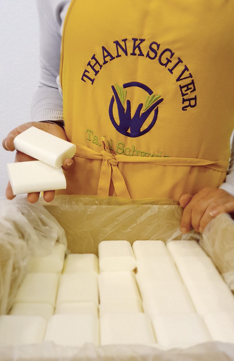 Hilfsorganisationen wie Thanksgiver verteilen die SapoCycle-Seifen an Bedürftige.