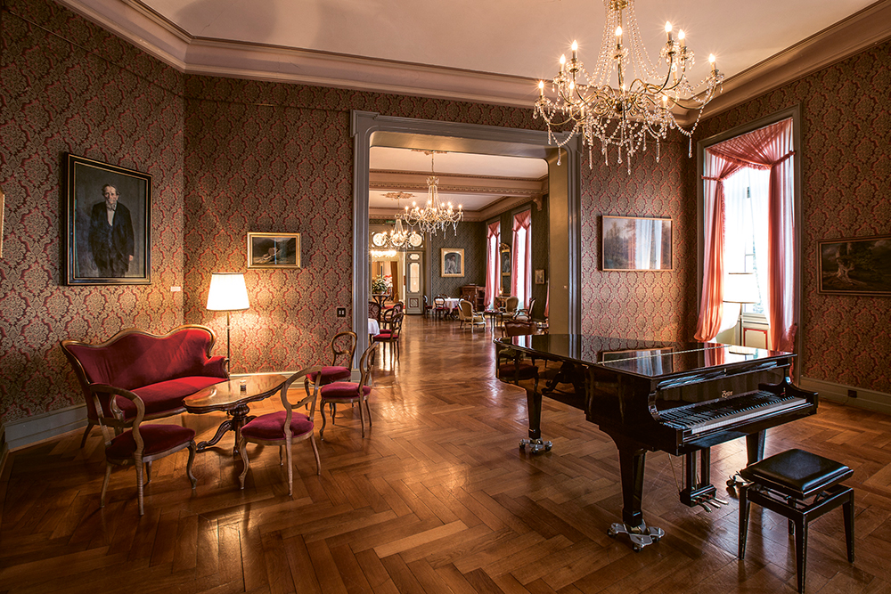 Salon Davinet, ein zweitgeteilter Saal mit Erker und Bilderausstellung des Kunstmuseums Bern.